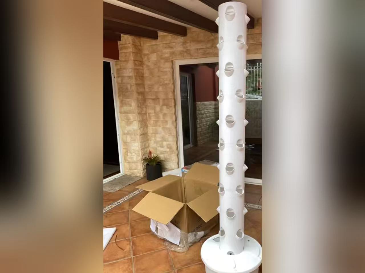 4P10 hydroponic tower with full-spectrum LED grow lights for home vegetable growing in the Netherlands