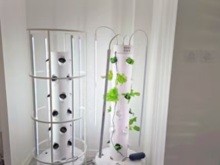 4P6 hydroponic tower systems with gooseneck and frame LED grow lights for indoor vegetable growing in France