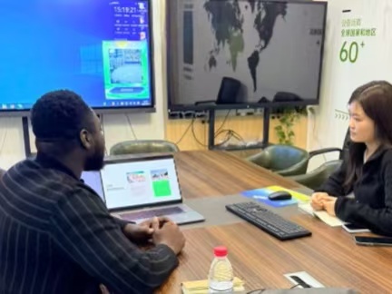 Togo Client Visits Lyine Group to Learn About Hydroponic Tower Systems for Green Farming