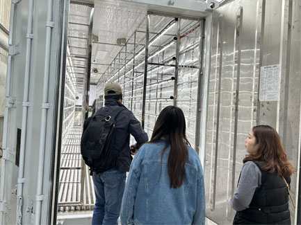 Korean customers come to our company to inspect hydroponic fodder container