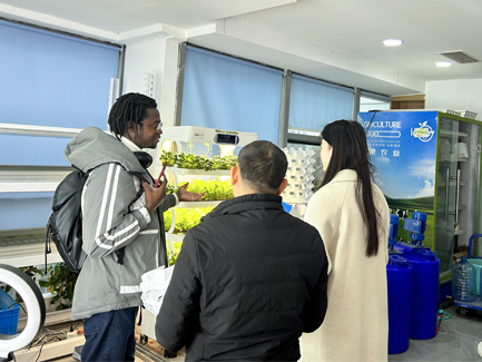 Our hydroponic system attracts Zimbabwean customer to visit02