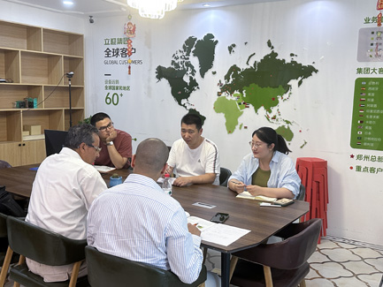 Dutch customer and us discuss the construction program of hydroponic tower system greenhouse project in Middle East together01