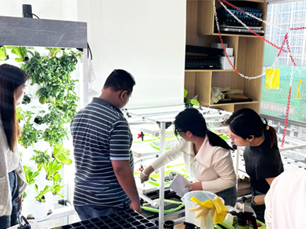 Indian customers come to our company to inspect hydroponic equipment01
